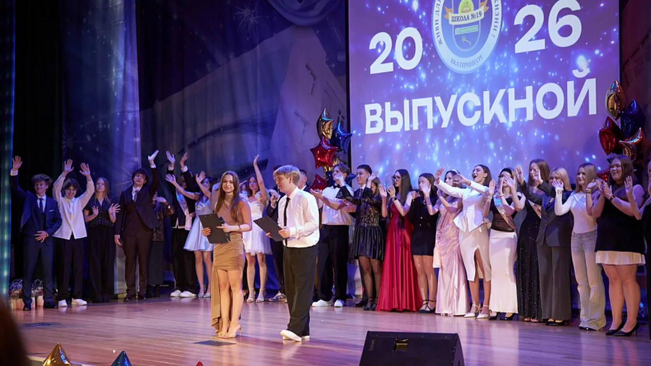 Шаг во взрослую жизнь: в школах Академического прошли выпускные