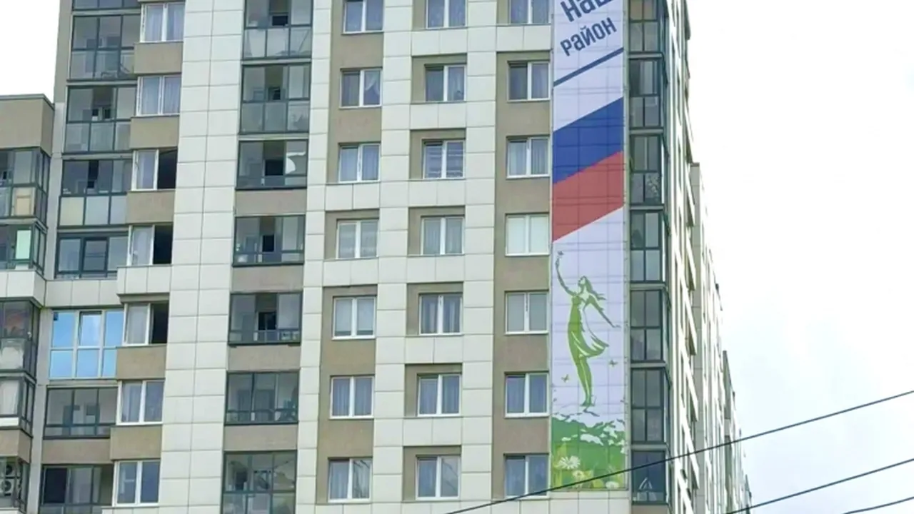 В День семьи, любви и верности Ассоль вернулась на фасад дома